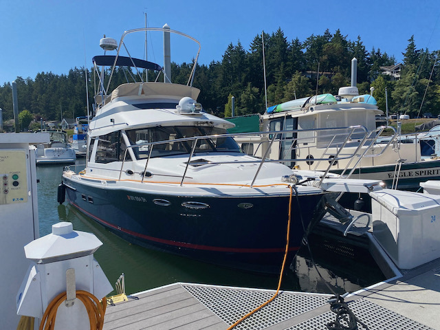 2015 34' Cutwater Command Bridge, Volvo Penta D6, bow AND stern thrusters